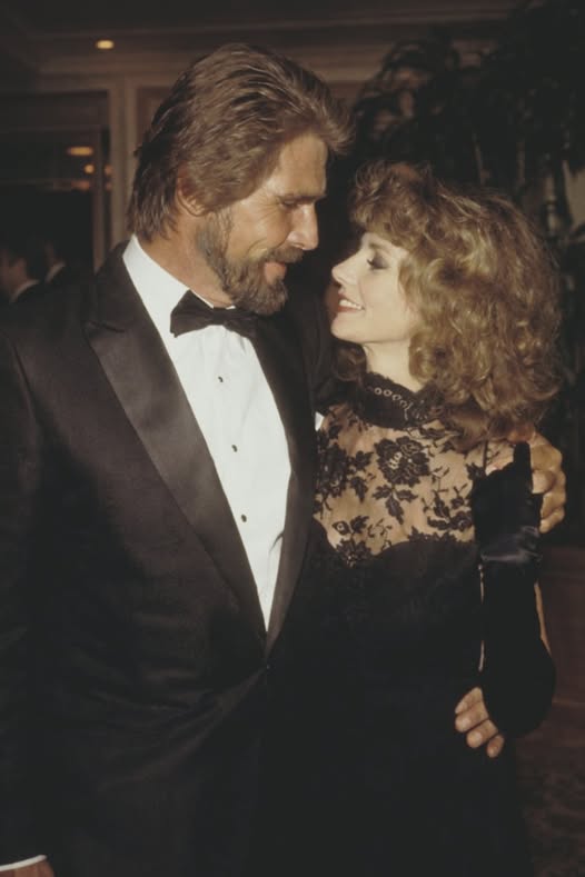 Do You Recognize These Two Hollywood Legends in One Memorable Moment of Timeless Elegance on the Red Carpet?